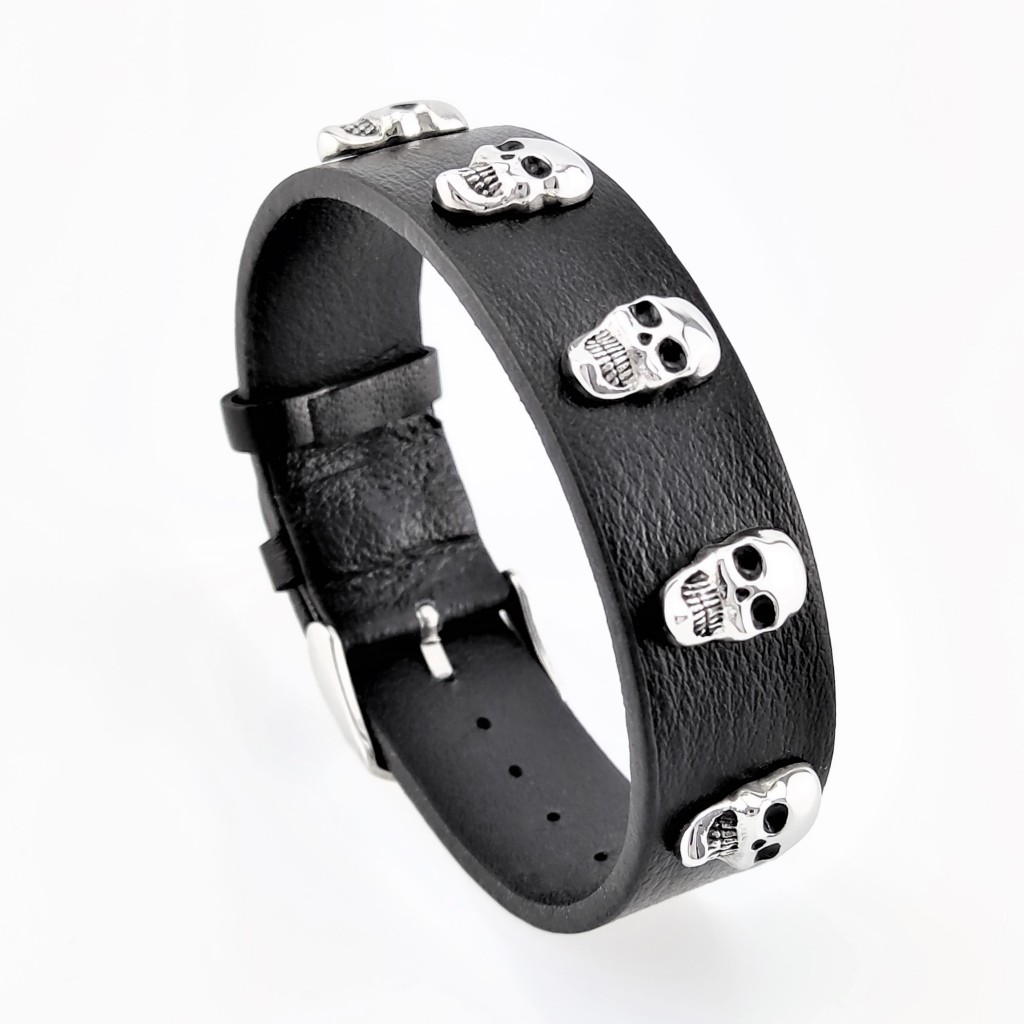 rijm jeans vervorming Zwarte Brede Leren Armband met Rvs Schedels Kleur Zwart Armband-Binnenmaat  16 - 20 cm
