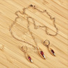 Driedelige Set Dames - Rose Gold Plated - Ketting met Hanger en Lange Oorbellen met Rode Zirkonia