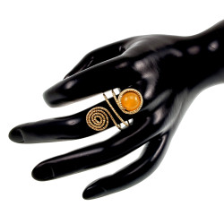 Ring Dames - Goudkleurig - Handgemaakte Aspiral en Amberkleur Kattenoogring - Verstelbaar Ring - One Size Ring