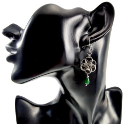 Gedetailleerde foto van handgemaakte zilverkleurige oorbellen met Keltisch bloemdesign en groene chalcedoon.