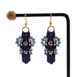 Verguld RVS - Donkerblauw Micro-Macramé Haakoorbellen met Agaatsteen
