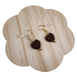 Verguld RVS - Donkerbruine Micro-Macramé Hart Oorbellen - Handgemaakt