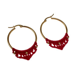 Goudkleuirige RVS Oorringer met Micro-Macramé in Donkerrood – ∅35mm