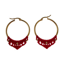 Goudkleuirige RVS Oorringer met Micro-Macramé in Donkerrood – ∅35mm