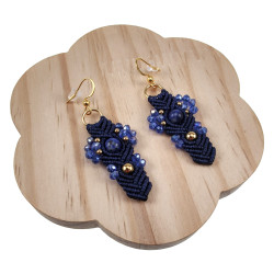 Verguld RVS Haakoorbellen van Marineblauwe Macramé en Amerikaansesteen