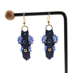 Verguld RVS Haakoorbellen van Marineblauwe Macramé en Amerikaansesteen