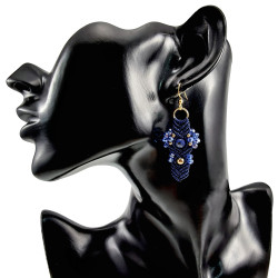 Verguld RVS Haakoorbellen van Marineblauwe Macramé en Amerikaansesteen