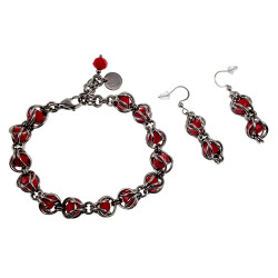 Lange  Haakoorbellen met Rode Kristallen - Lengte 49 mm - Handgemaakt