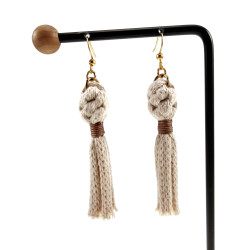 Lange Dames Oorbellen van Goudkleurige RVS en Gebroken Wit Macramé
