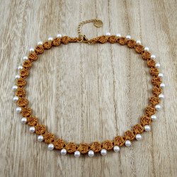Dames Amberkleurig Gehaakt Ketting met Witte Parels Goudkleurige RVS